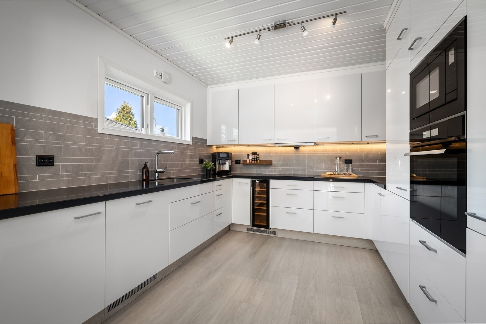 Moderne kjøkken med hvit høyglans utførelse, og integrerte hvitevarer. Galleribilde