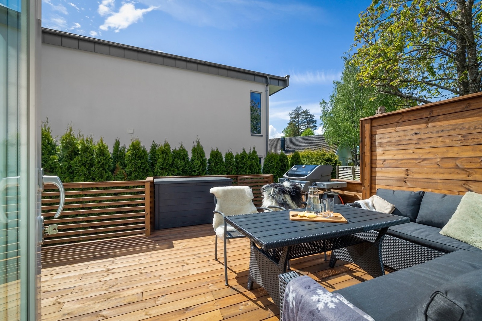 Skjermet terrasse, med god plass til sittegrupper og hyggelige stunder i solen. Galleribilde