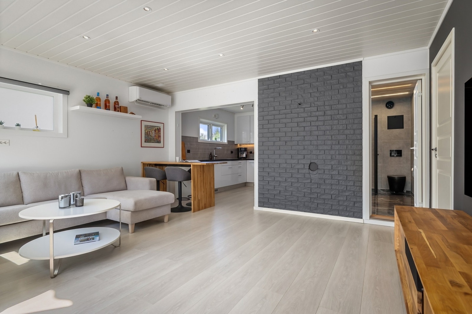 Moderne bolig som gir god romfølelse. Galleribilde