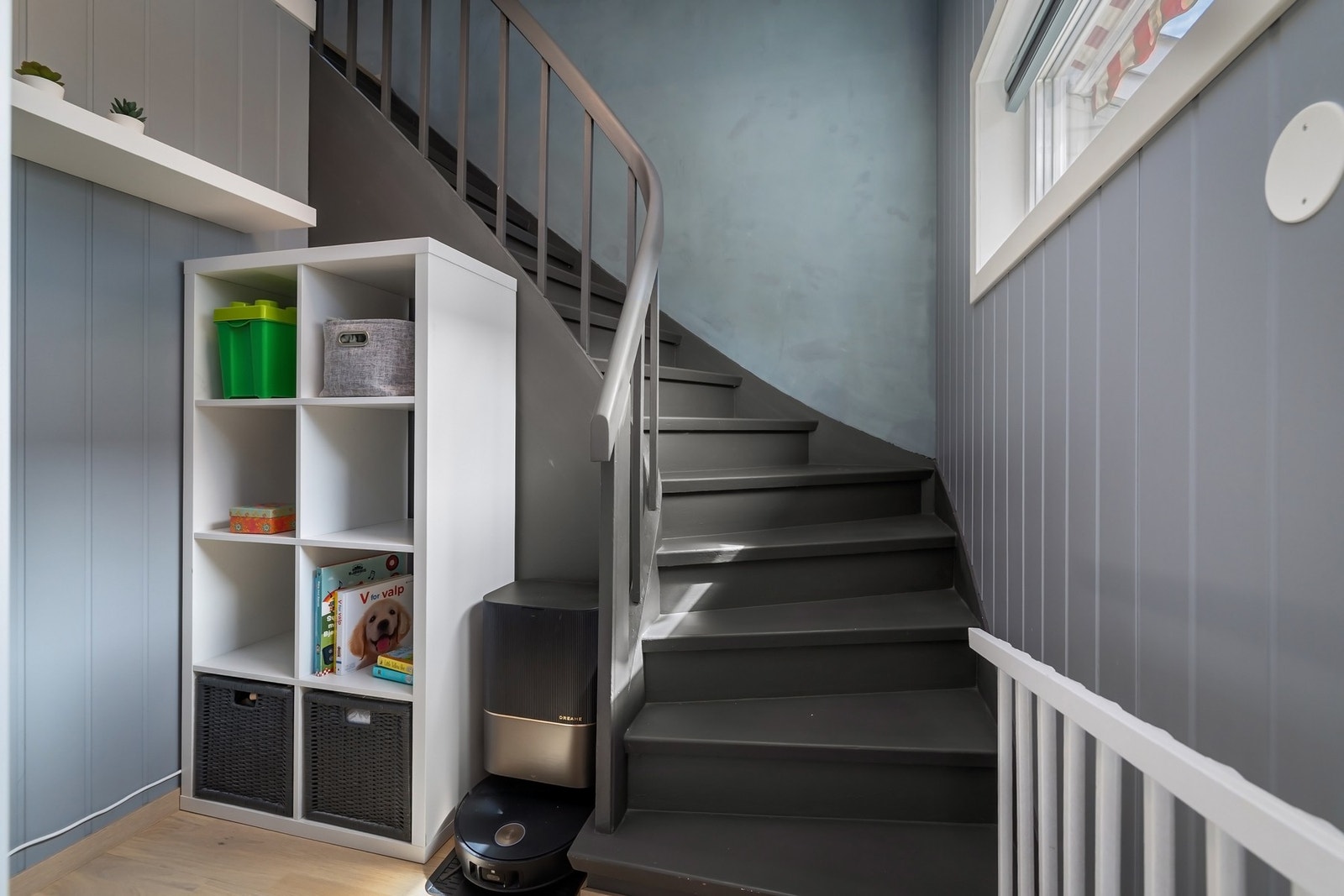 Ved trappen opp til 2 etg er det også lagringsplass, perfekt om man vil sette unna lekene til barna, eller ha bokreol eller lagre noe annet man ikke ønsker å ha på stuen. Galleribilde