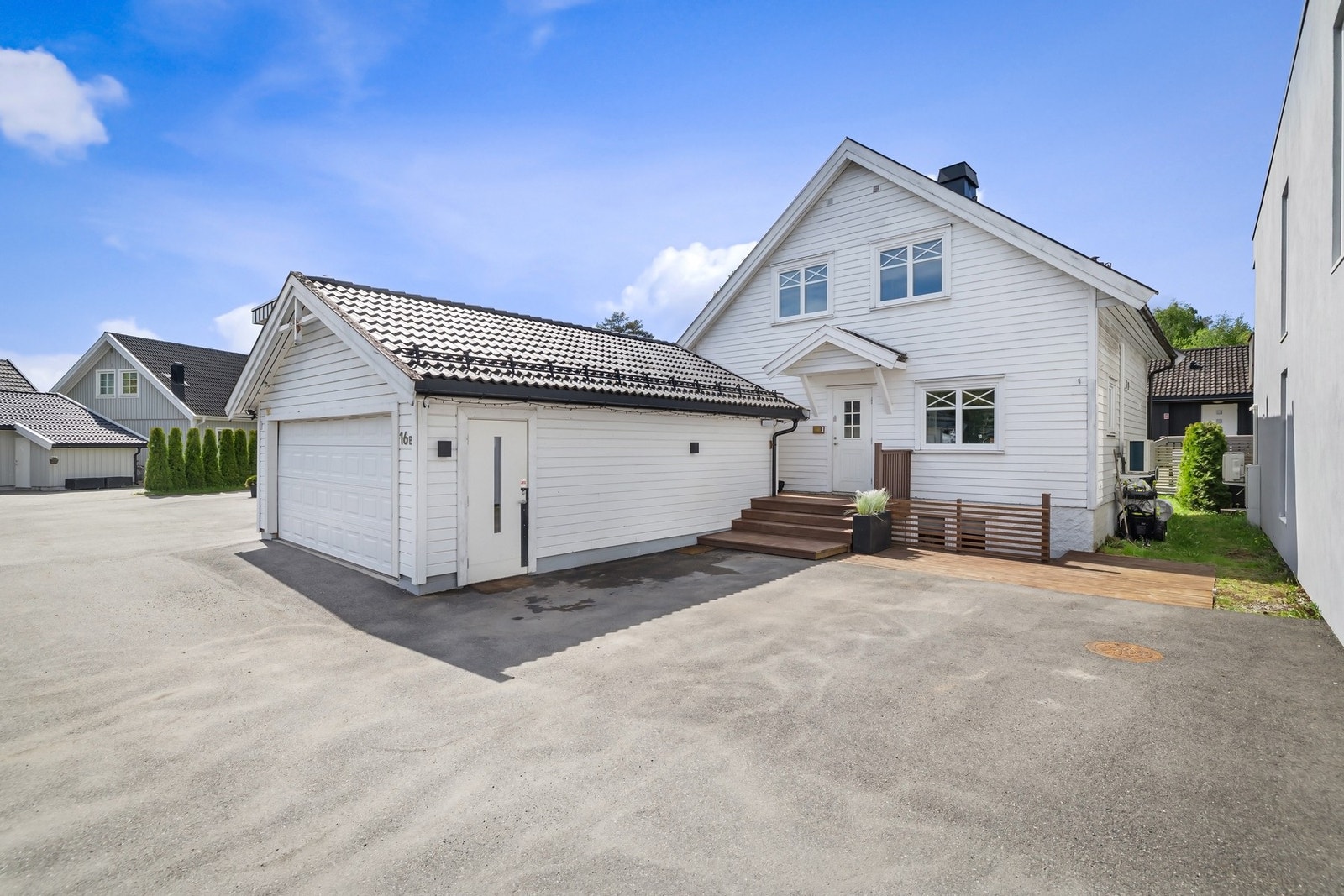 Asfaltert gårdsplass gjør det renslig og hyggelig. Galleribilde