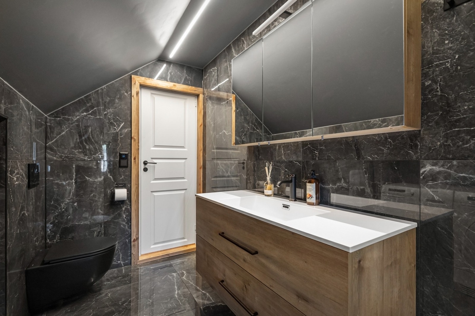 Badet i 2 etg er også av nyere årgang, men moderne belysning, innredning og overskap. Galleribilde