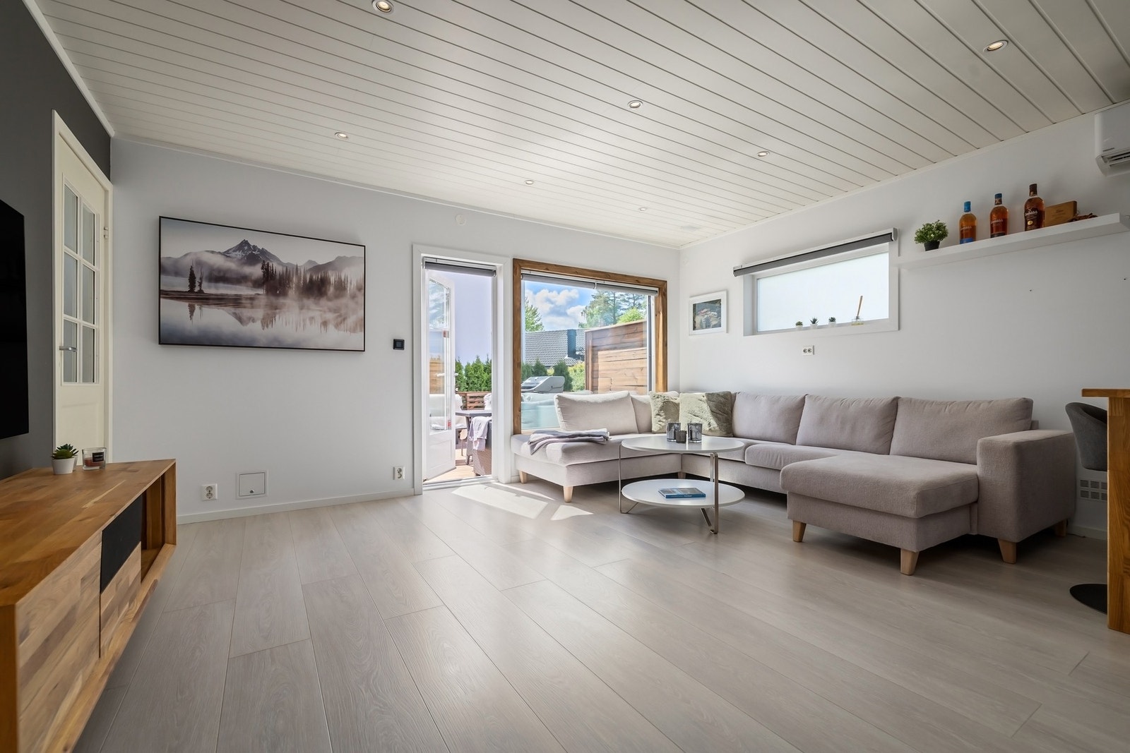 Lyst og trivelig, med downlights i taket og moderne farger. Galleribilde
