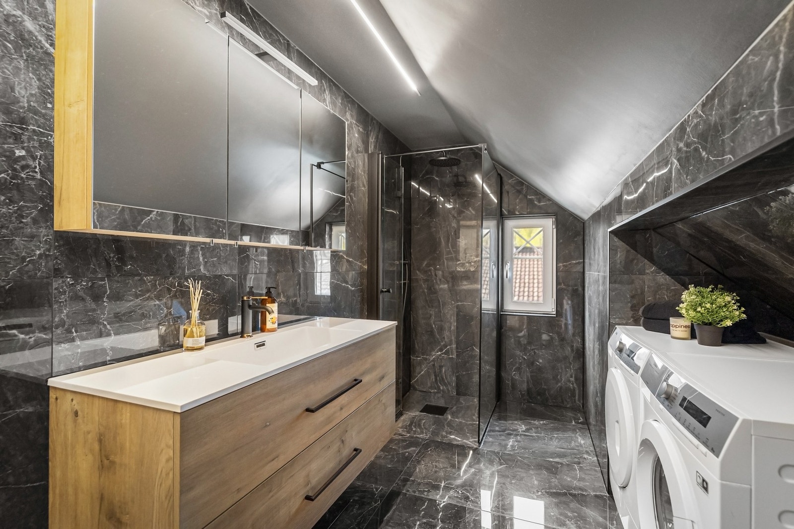 Badet i 2 etg har også dusj med moderne garnityr, i tillegg er det her også lagt til rette for vaskemaskin og tørketrommel i veggen, som sparer plass. Galleribilde