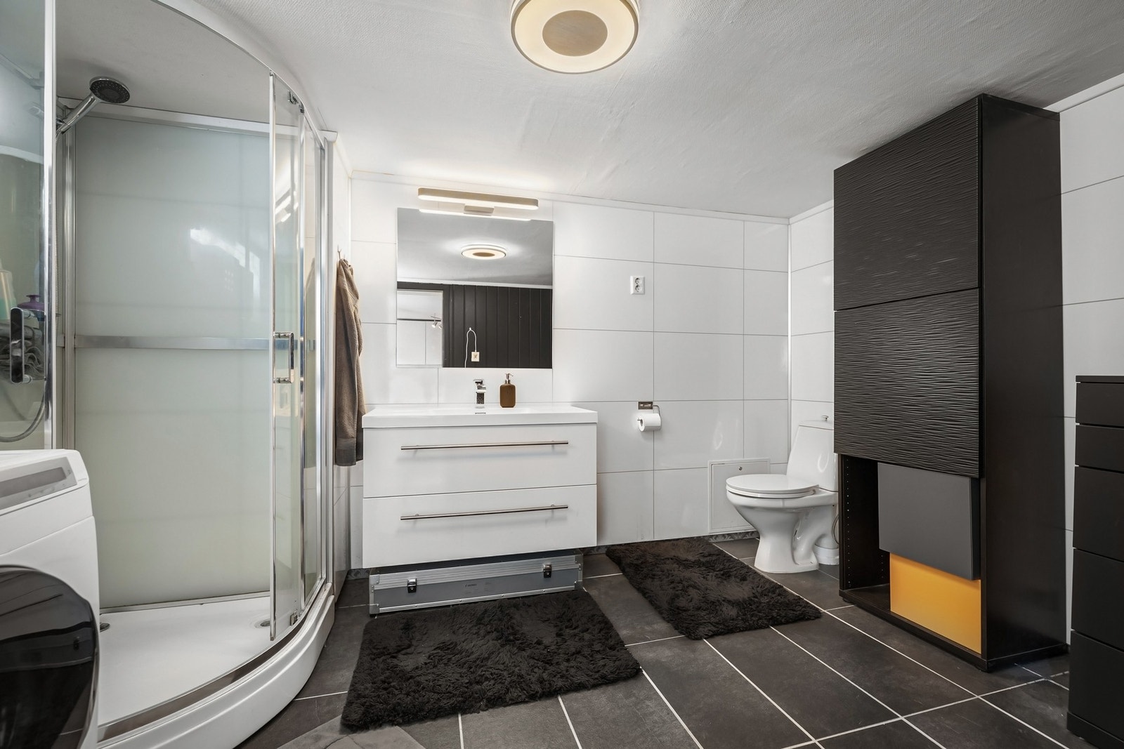 Badet i underetasjen, med god plass. Galleribilde