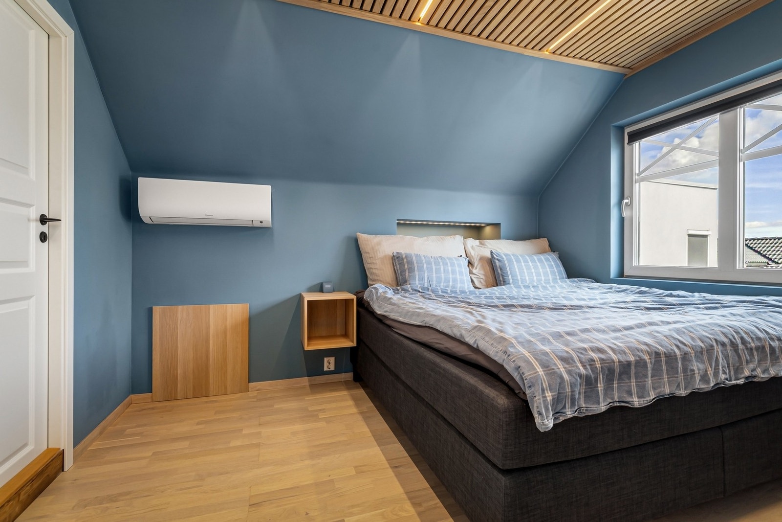 Soverom 1, med egen varmepumpe/aircondition, nisje med ledlys ved gavel, flott spiletak med LED striper og gode lysforhold. Galleribilde