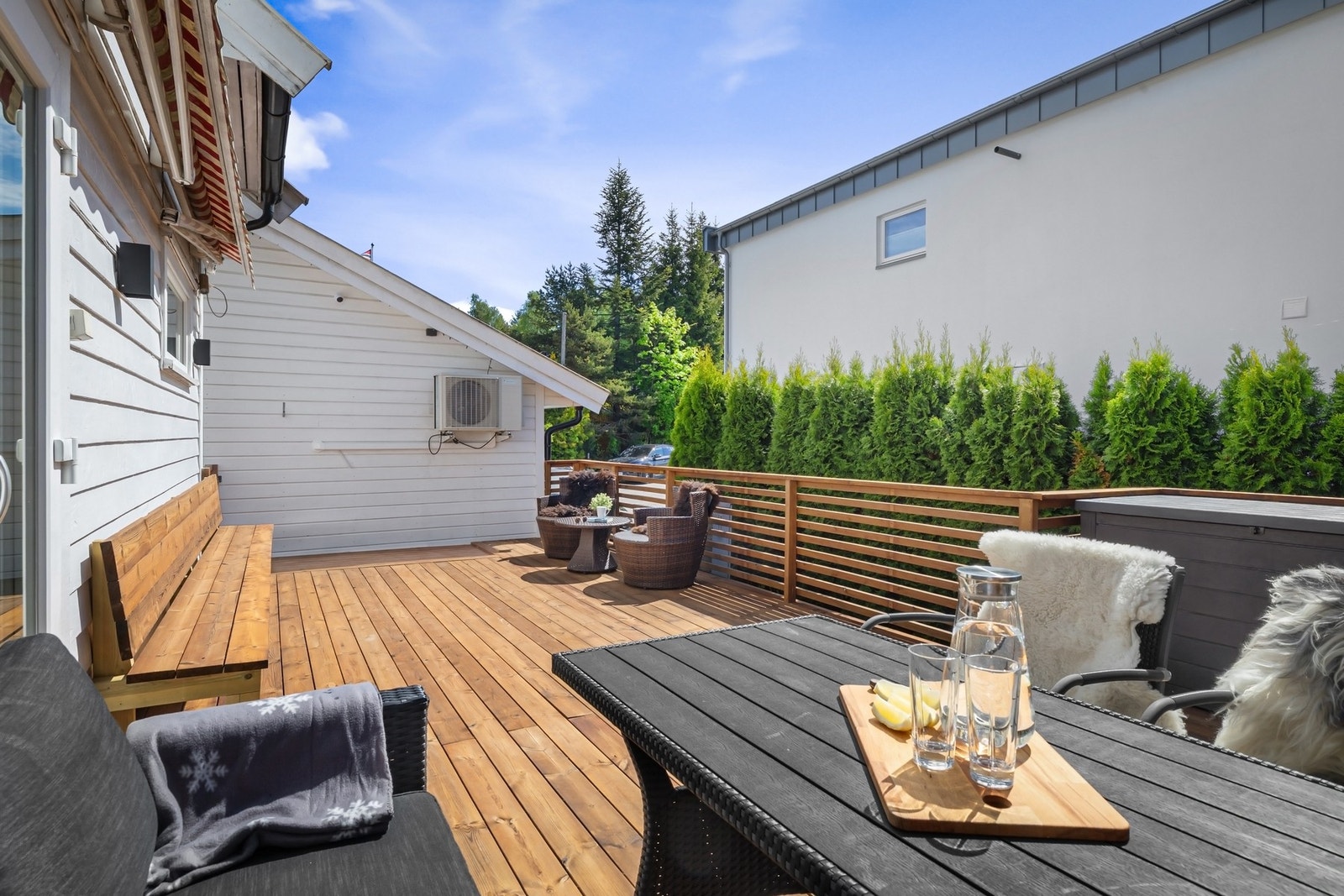 Terrassen går til garasjen, og det er gang mellom garasje og huset til gårdsplassen. Galleribilde