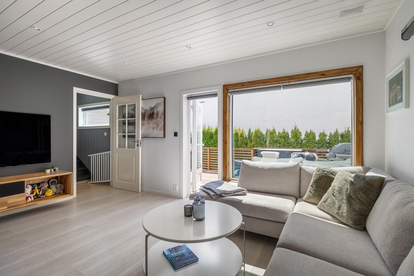 Bilde av eiendomStuen har utgang til en stor terrasse, noe som forlenger stuen gjennom sommeren. Galleribilde