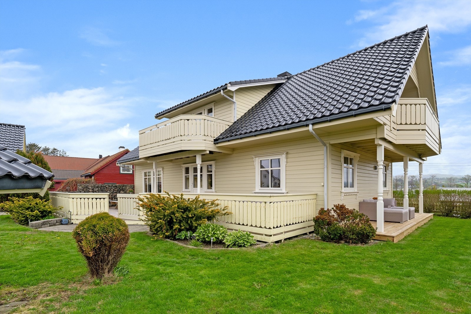 Boligen har flere balkonger og terrasser fordelt over ulike nivåer. Galleribilde