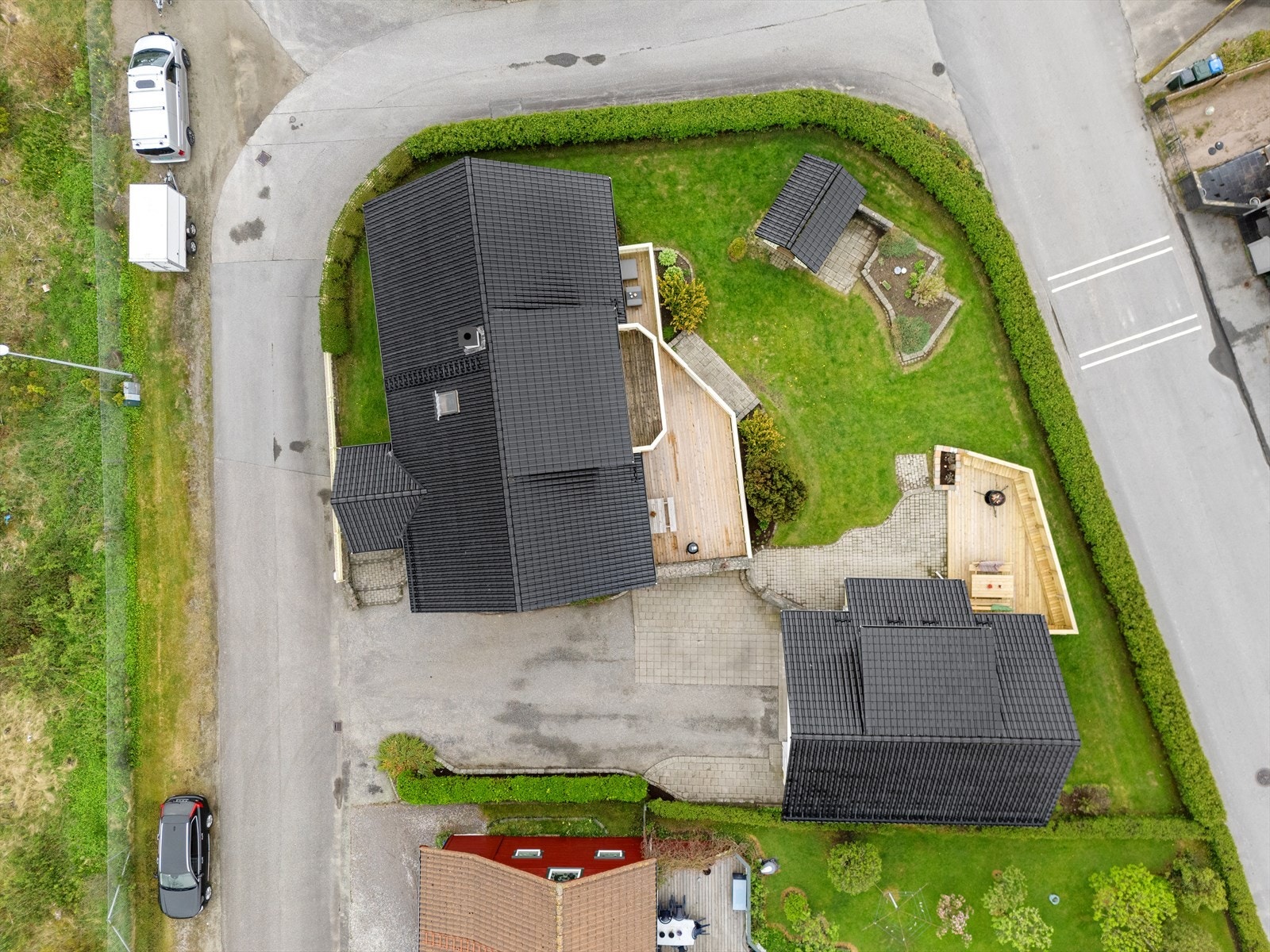 Eiendommen omfatter en romslig enebolig og en stor, frittstående garasje på en kjekk hjørnetomt. Galleribilde
