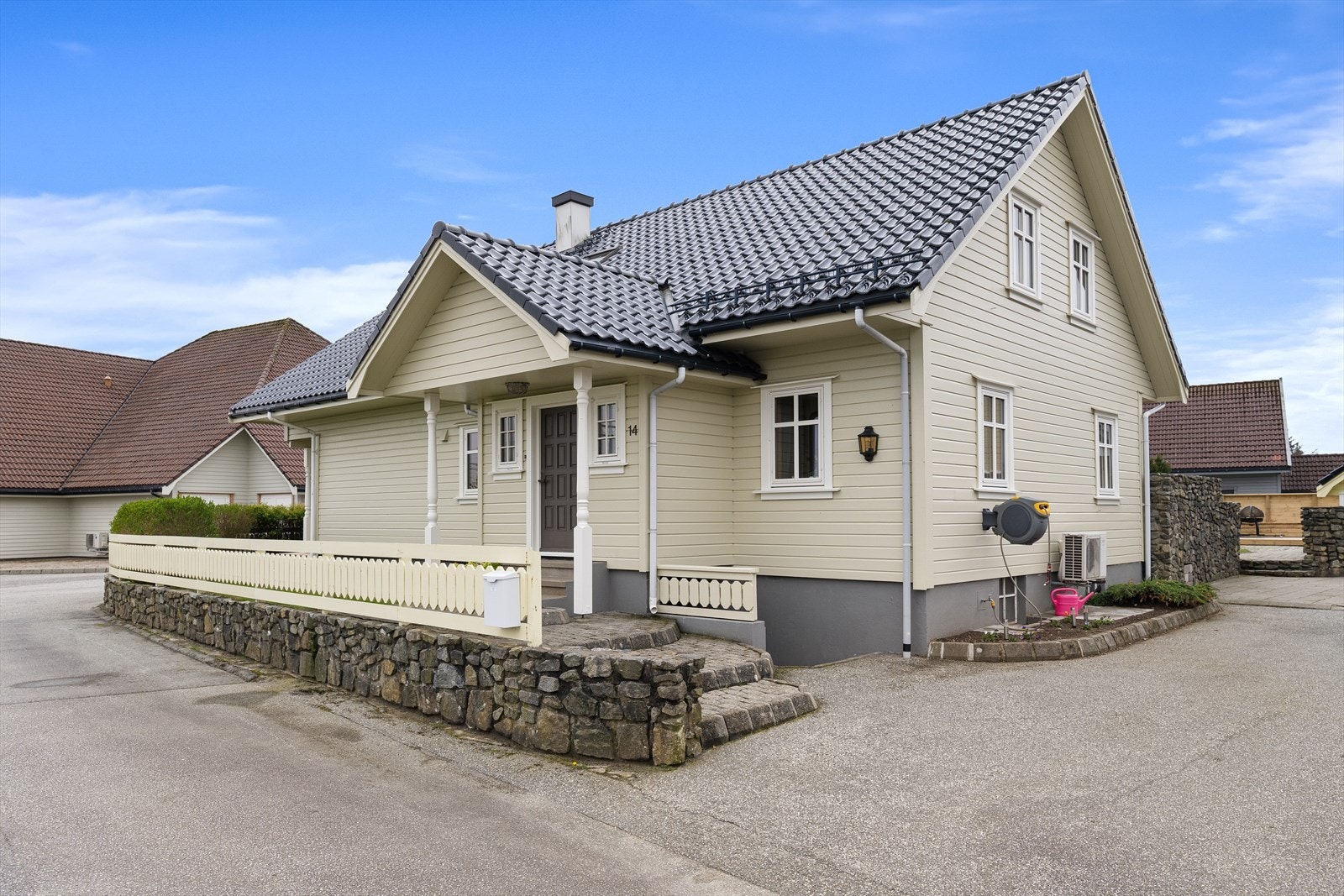 Inngangspartiet har en trapp av betong og et overbygd areal. Galleribilde