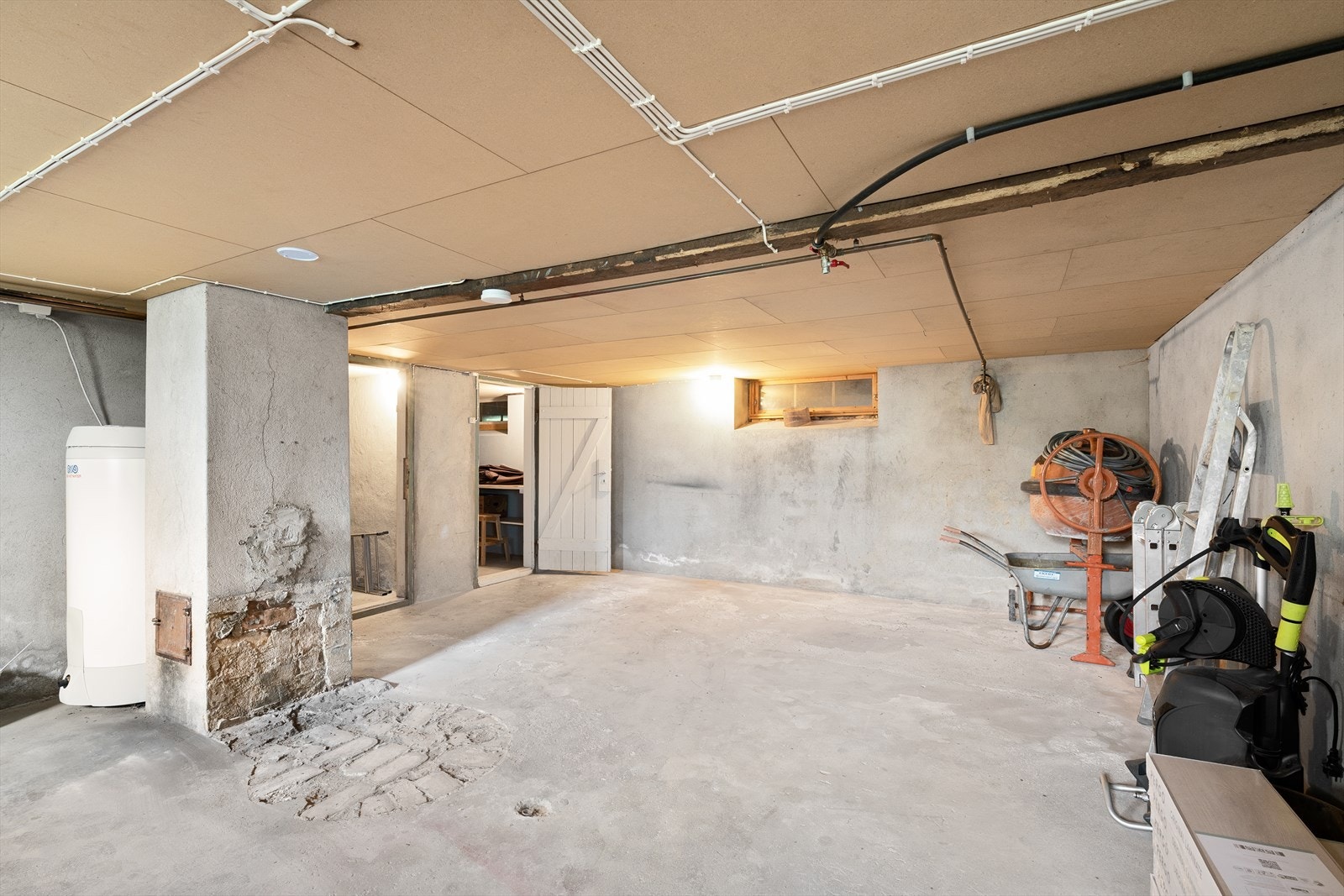 Kjelleren er romslig og uinnredet, med støpt gulv. Her er også stoppekran og varmtvannsbereder fra 2019 plassert. Galleribilde