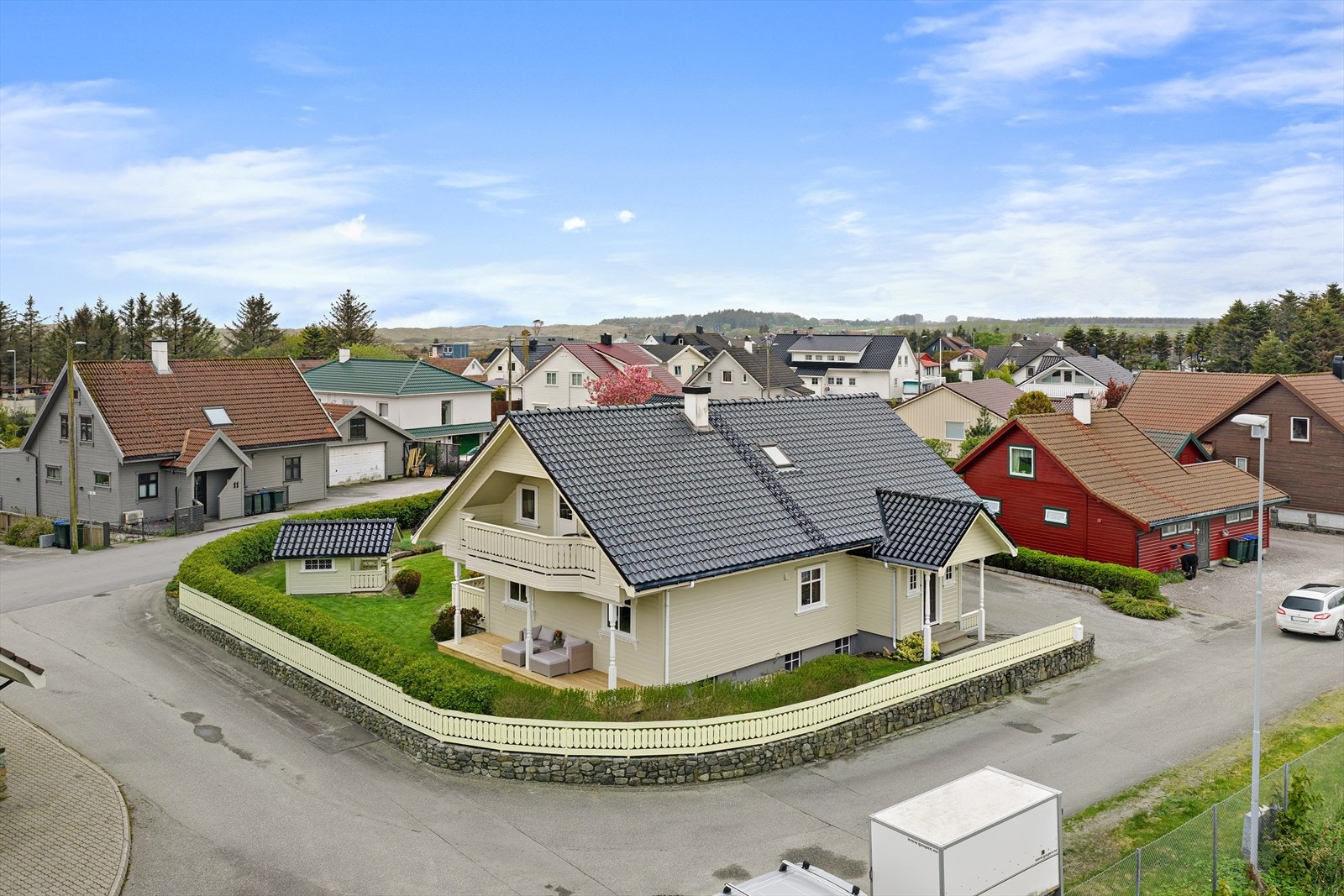 Boligen ligger i et rolig nabolag som hovedsakelig består av eneboliger. Galleribilde