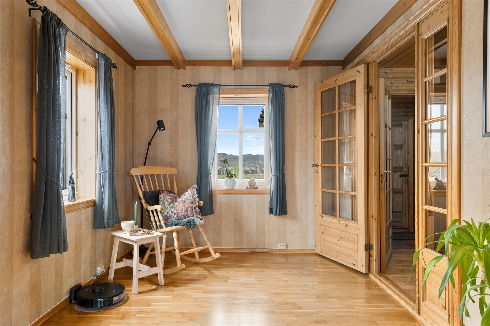 Stuen består av tre deler, dette er første del som i dag benyttes til et ekstra lesehjørne. Doble glassdører inn til gangen. Galleribilde