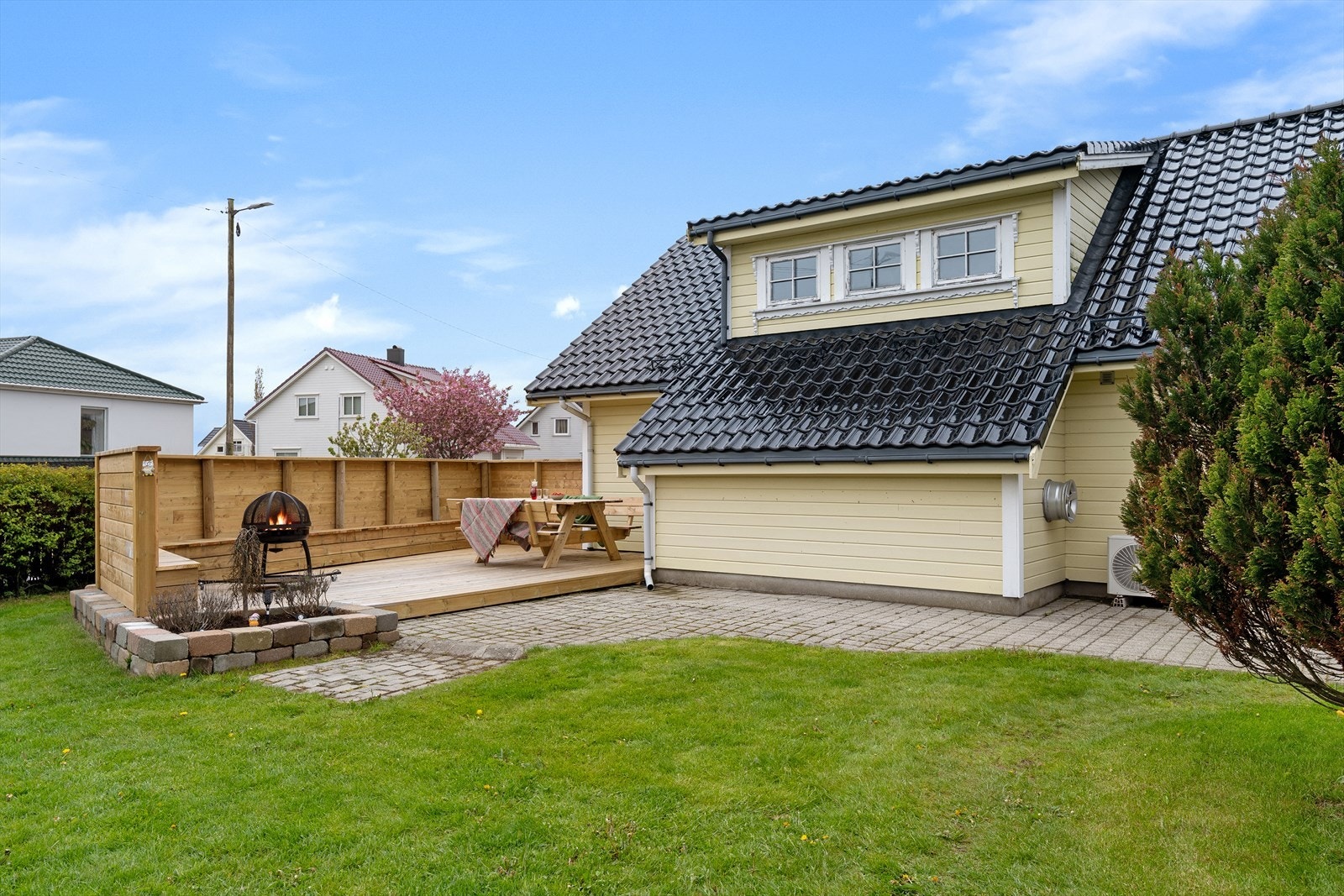 Tilknyttet garasjen er det en terrasse med levegg, perfekt for grilling og sosiale sammenkomster. Galleribilde