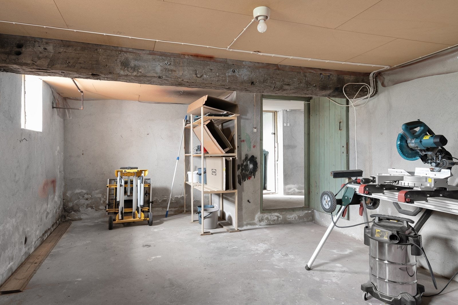 Et av de mange kjellerrommene som gir gode muligheter for verksted eller hobbyaktiviteter. Galleribilde
