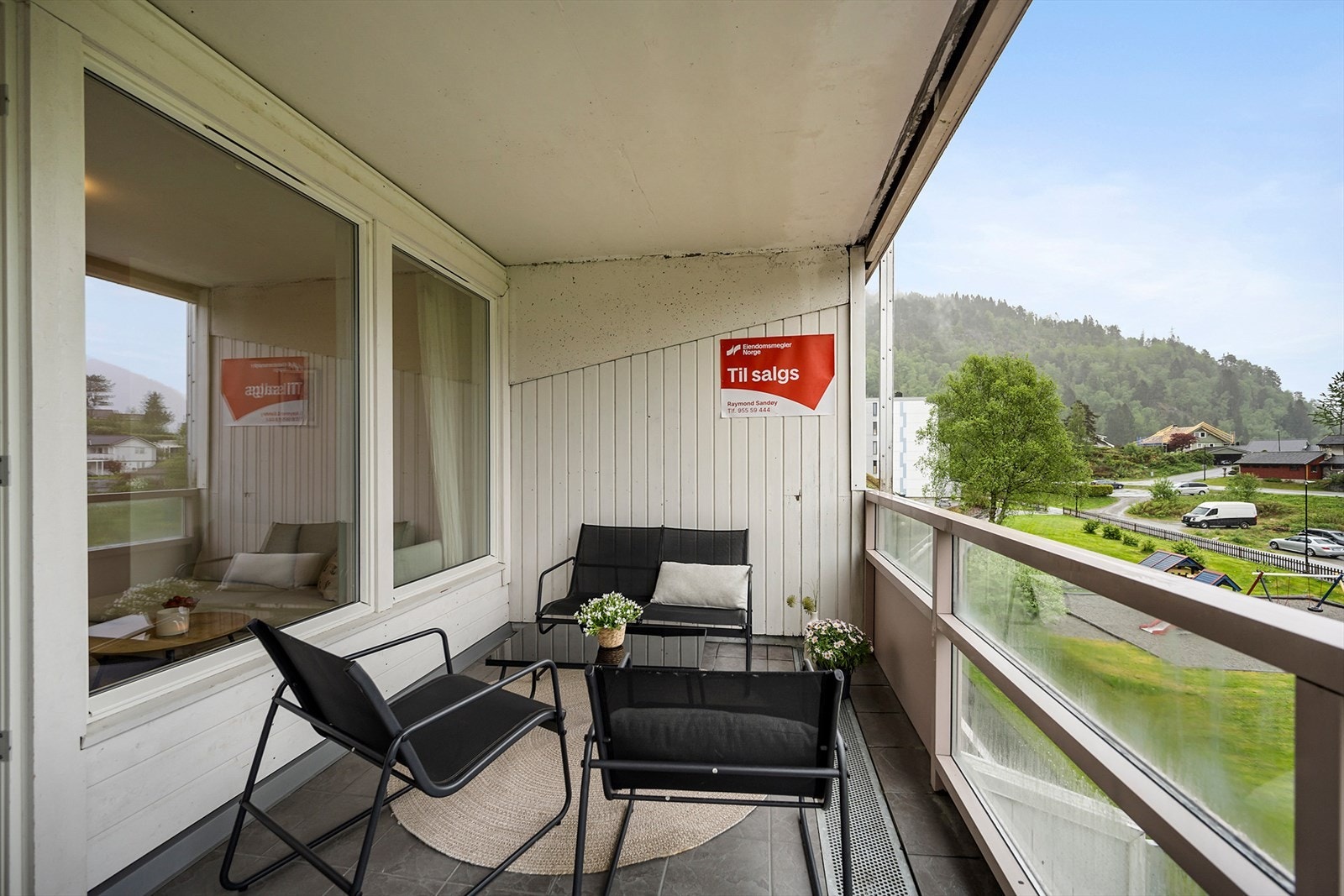 Verandaen er overbygd og har flislagt betongdekke og rekkverk av aluminium m/vindusfelt. Galleribilde