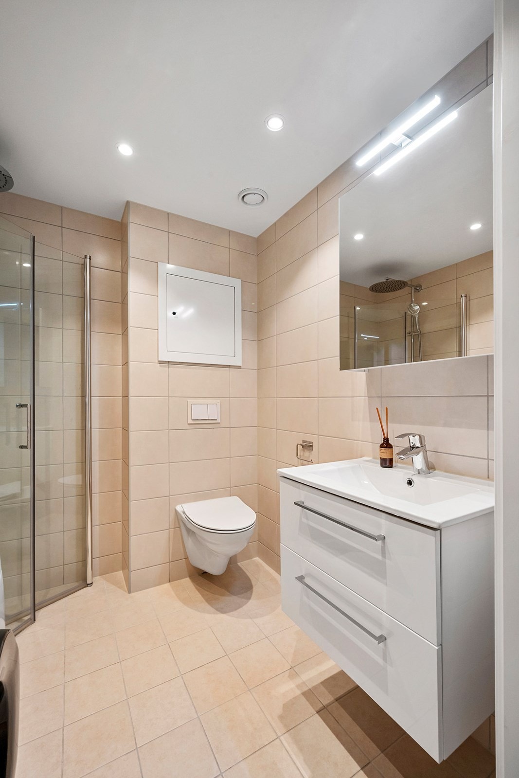 Badet ble renovert i 2022 og har varmekabler i gulv og downlights i himling. Galleribilde