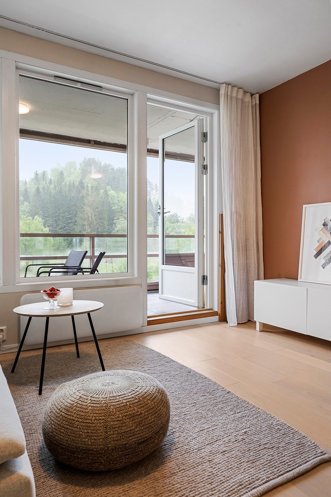 Fra stuen er det utgang til sørvendt veranda. Galleribilde