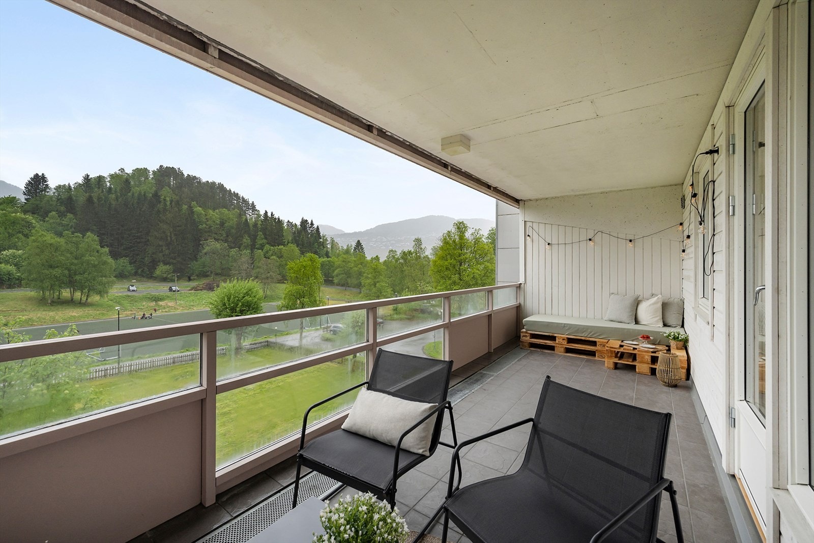 Verandaen byr på fin utsikt over nærområdet. Galleribilde