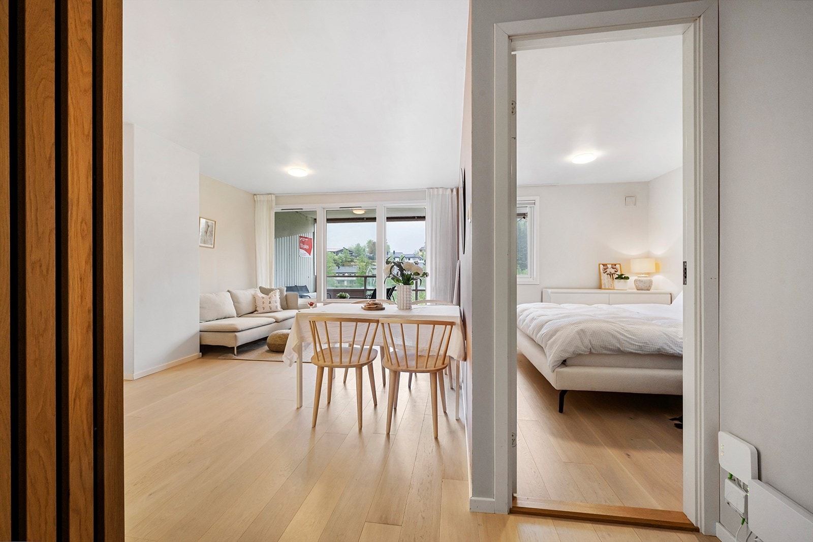Leiligheten fremstår lys og moderne med parkett på gulv og malte gipsplater på vegger. Galleribilde