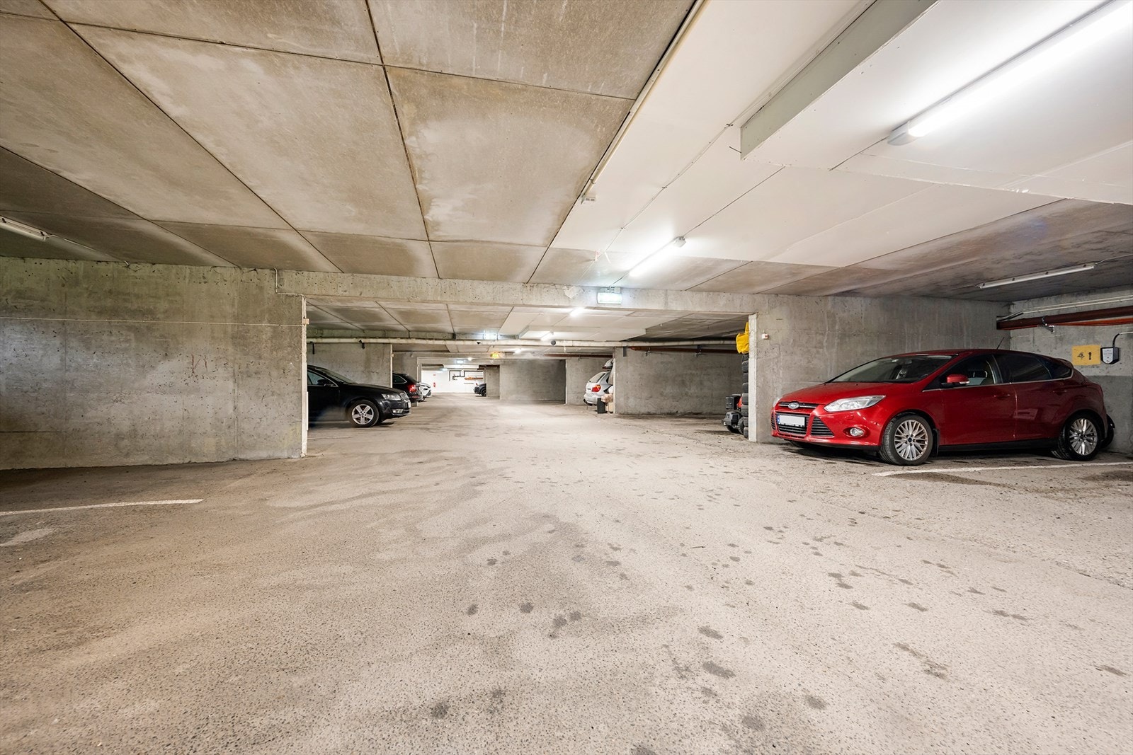 Leiligheten har eksklusiv bruksrett til parkering i garasjeanlegg i kjelleren. Det er lagt opp el-anlegg med mulighet for installasjon av ladeboks for el-bil. Galleribilde