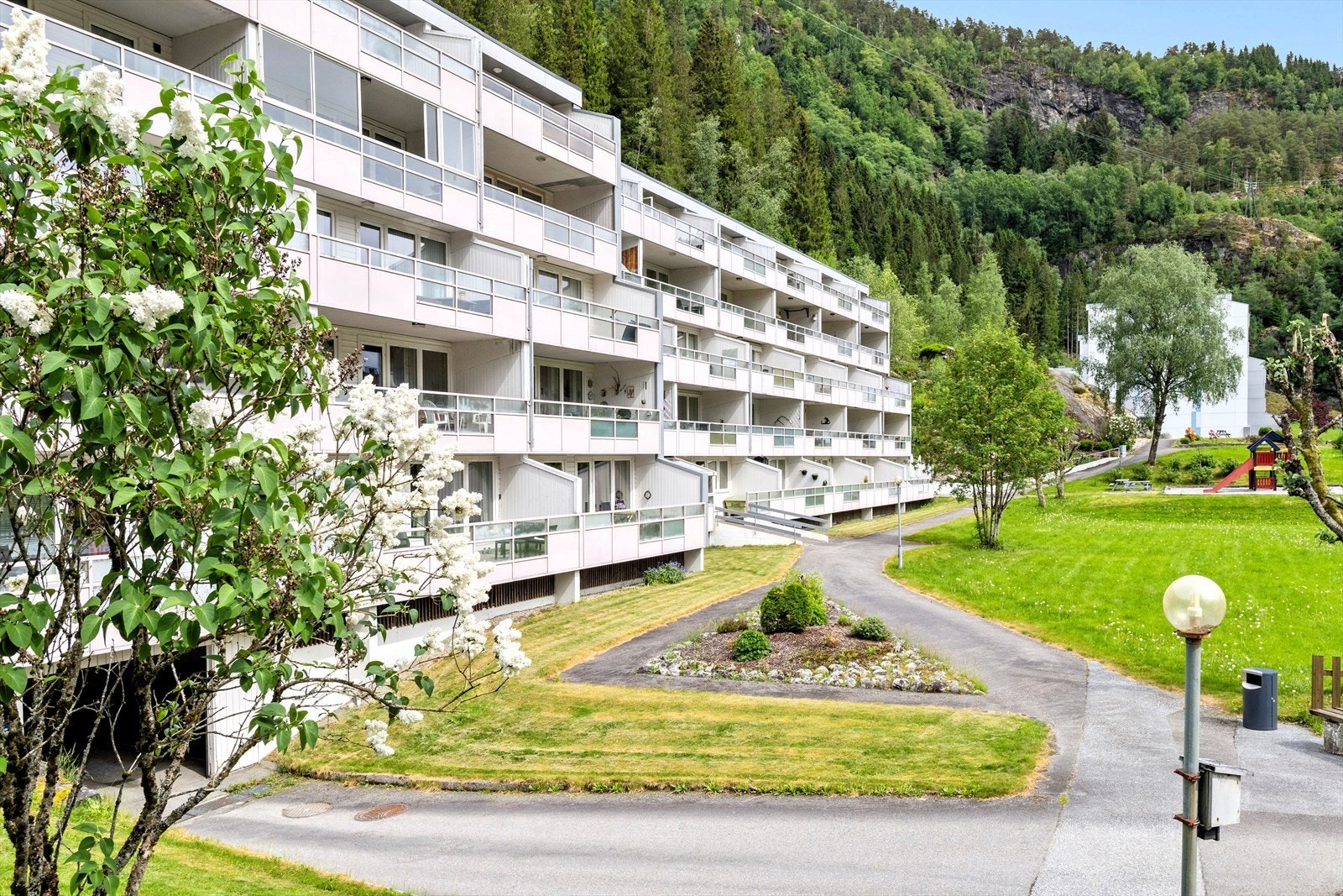 Med andelen følger det ekstern sportsbod og fast garasjeparkeringsplass i felles garasje tilrettelagt for lading av EL-bil. Galleribilde