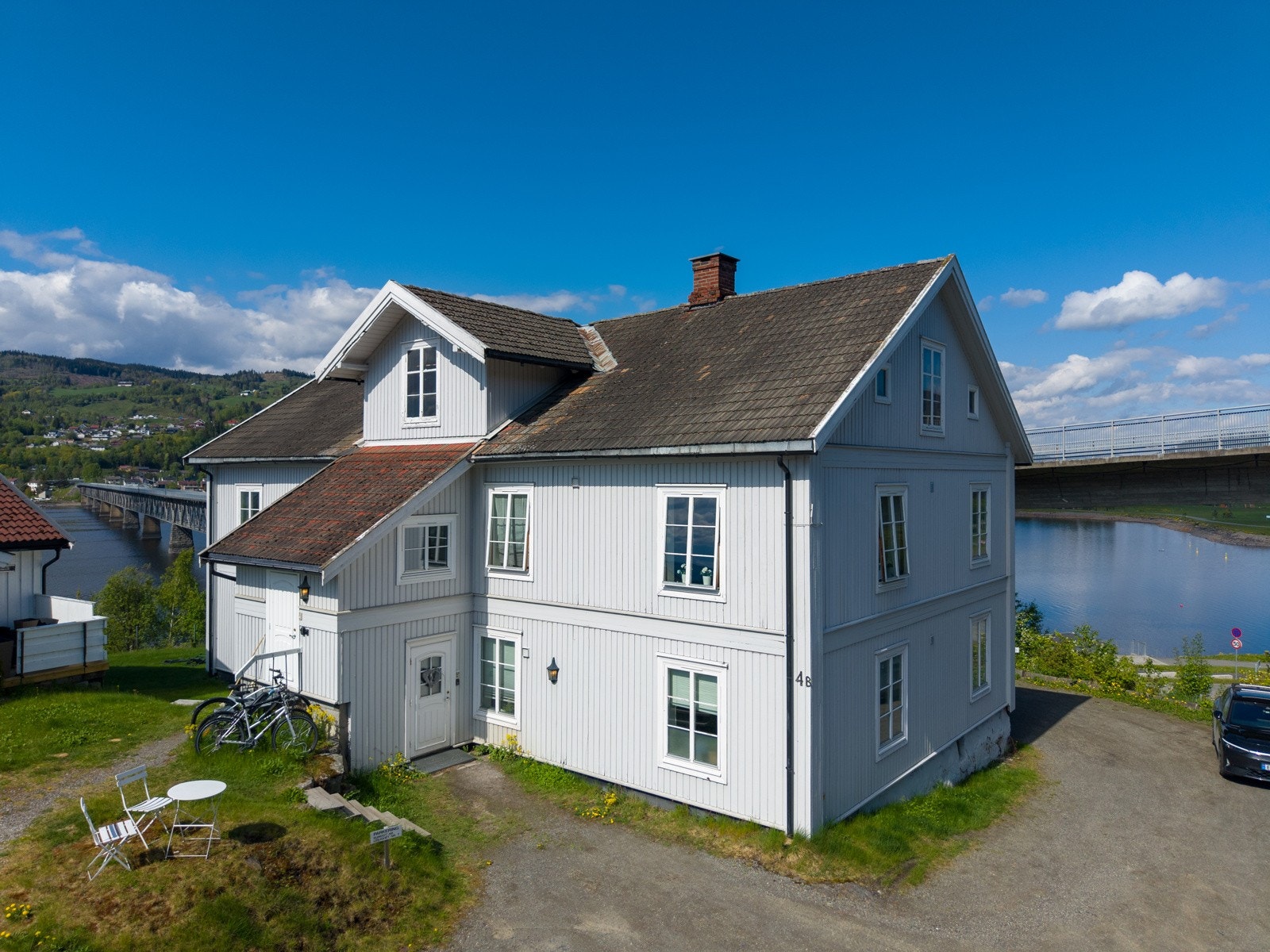 Velkommen til Sundgata 4B! En koselig leilighet i eldre bygg, med sentral beliggenhet. Galleribilde