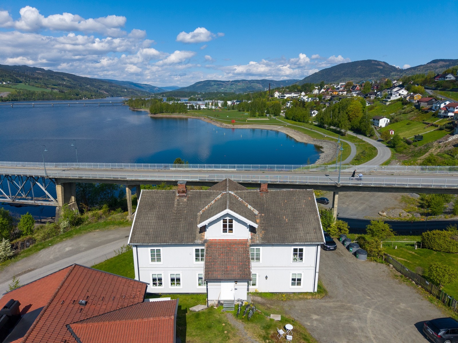 På få minutters gange tar du deg til strandpromenaden. Galleribilde