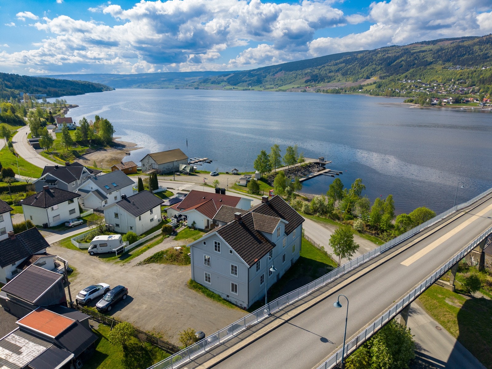 Leilighetsbygget har flott beliggenhet ved Mjøsa med gode muligheter for å bruke fine turstier langs Mjøsa & Lågen. Galleribilde