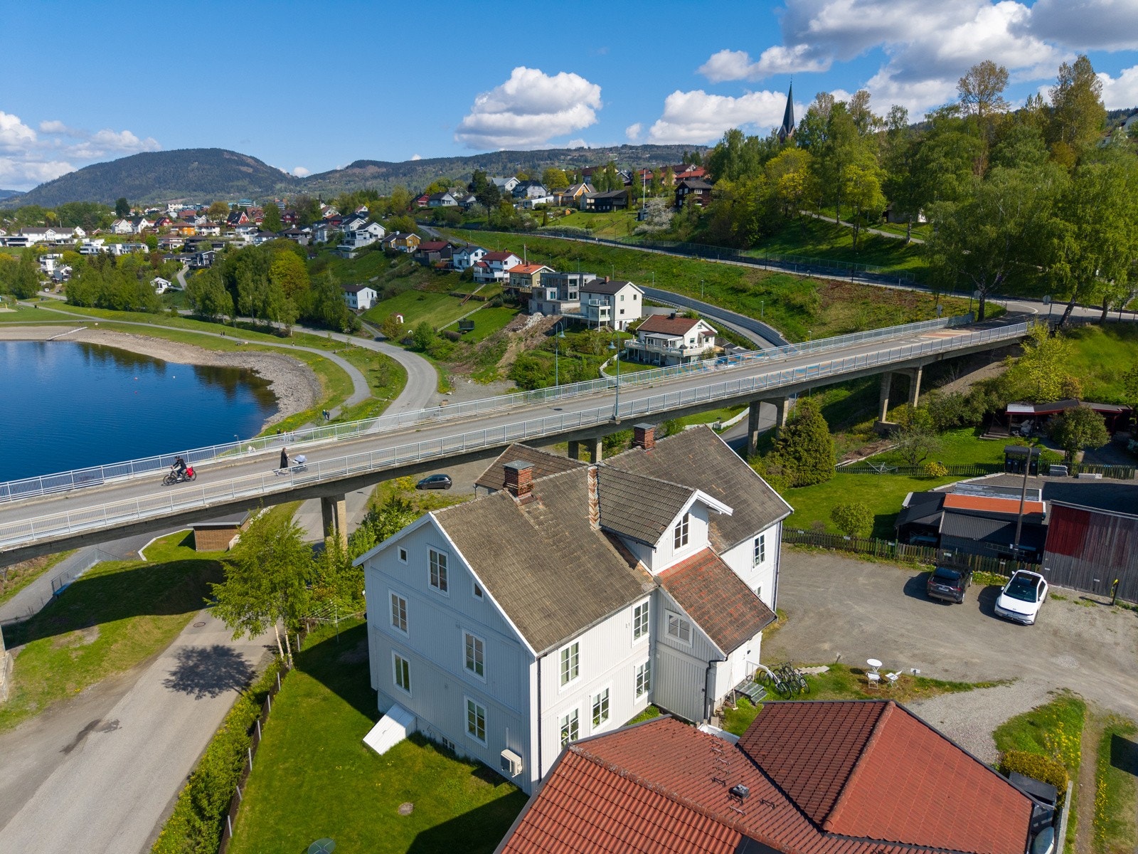 Leiligeten ligger cirka én kilometer nedenfor Lillehammer sentrum. Galleribilde