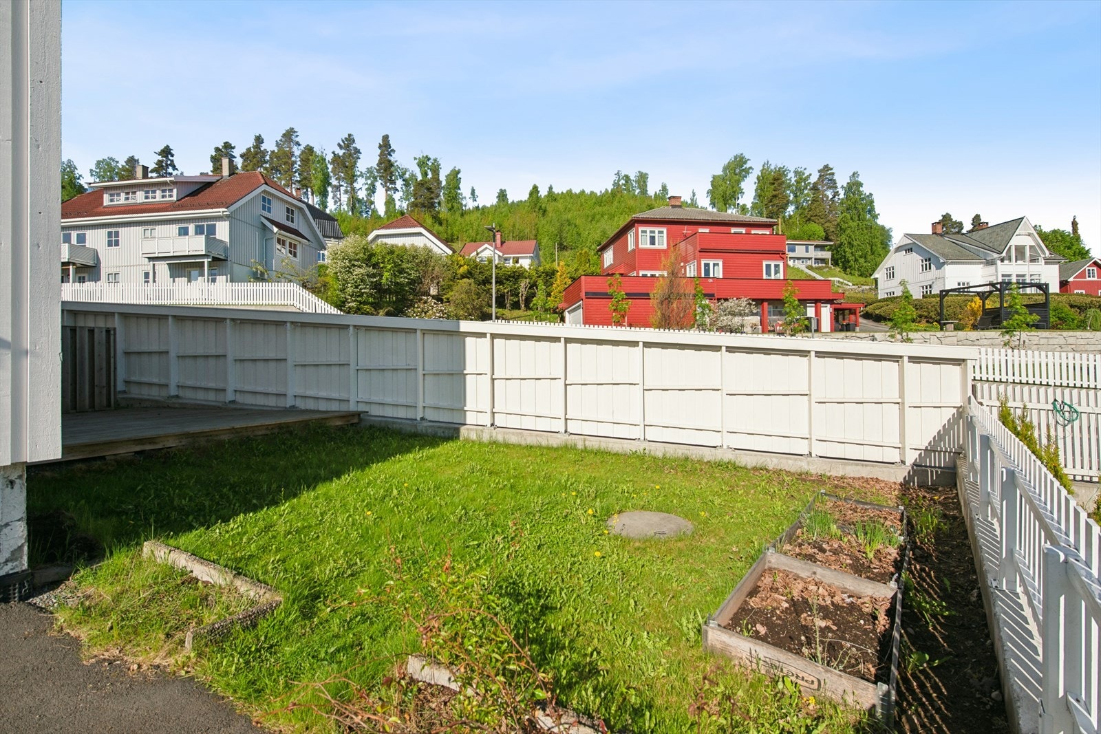 I forlengelsen av terrassen finner man en grønn og fredfull hage. Galleribilde