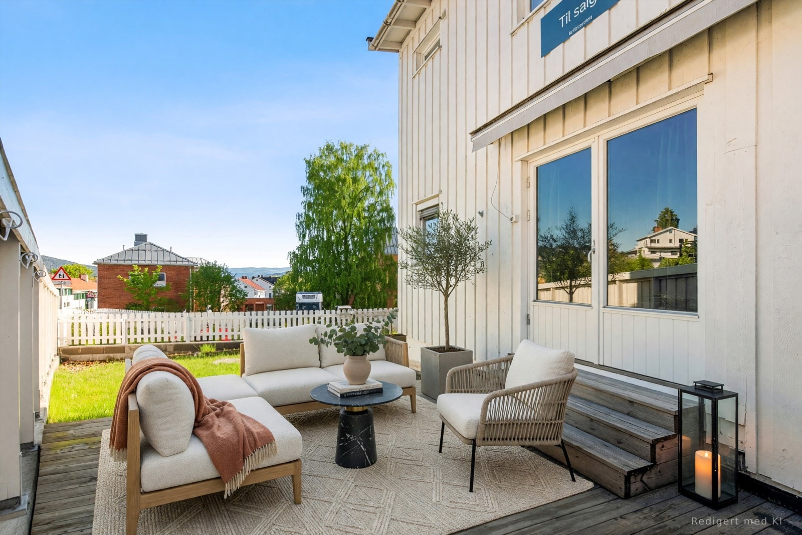 Fra stuen er det direkte utgang til en vestvendt terrasseplatting - ideell for varme dager og hyggelige stunder utendørs. Galleribilde
