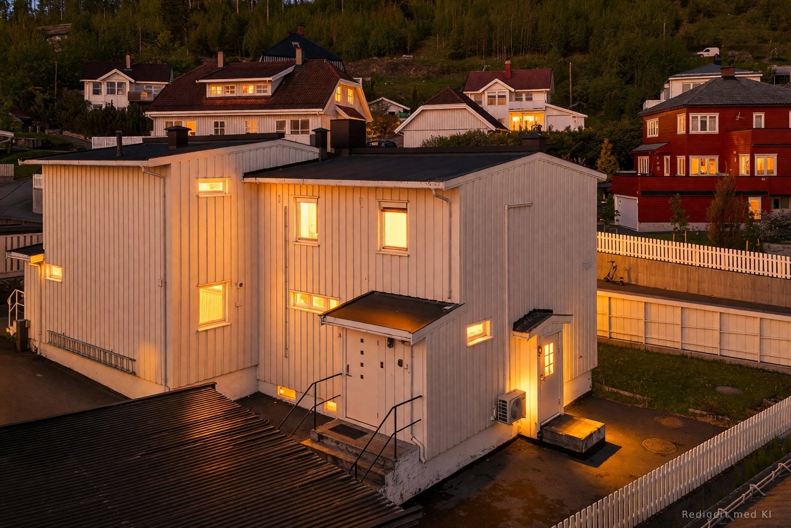 Boligen går over to etasjeplan og har en funksjonell planløsning med god romfordeling. Galleribilde