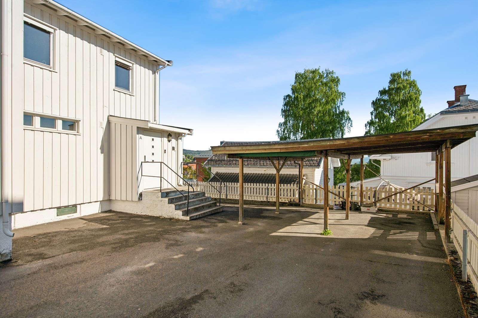 Andelen disponerer carport rett utenfor inngangsdøren med én biloppstillingsplass. Galleribilde