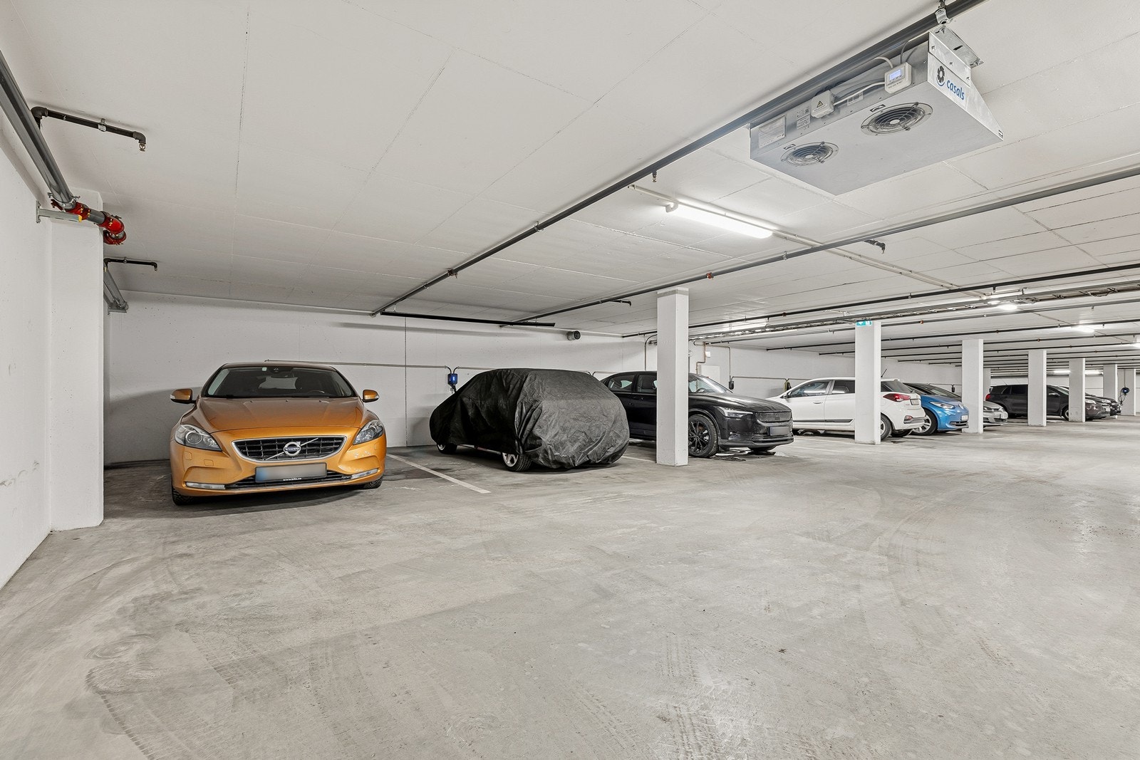 Det medfølger plass i felles garasjekjeller. Plass 84 i u 2. Mulighet for montering av el- billader. Lade enhet kjøpes / leies av Elaway. Galleribilde