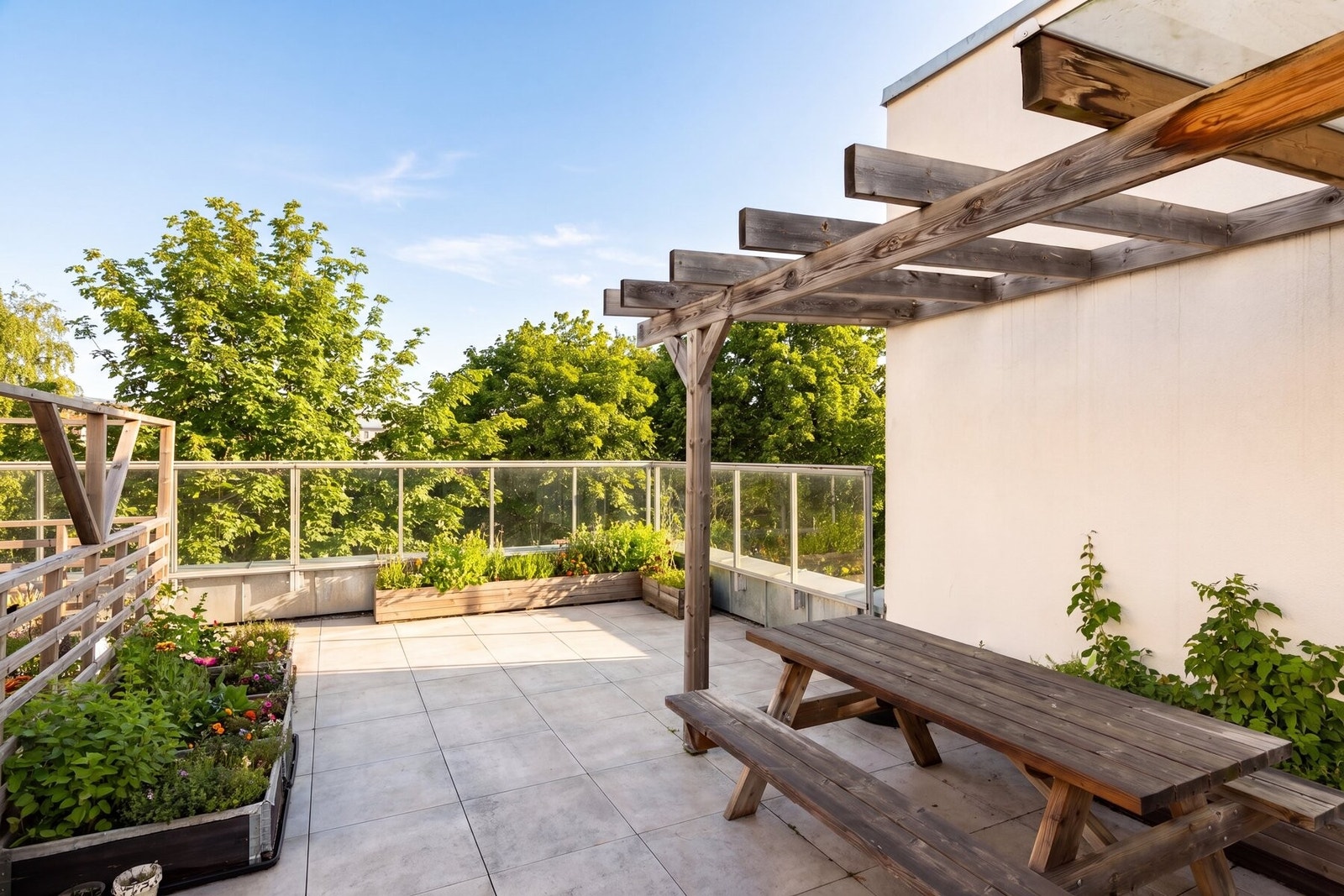 Sameiet disponerer en flott, felles takterrasse med sitteplasser og pent opparbeidede uteområder, perfekte rammer for hyggelige sommerdager. Galleribilde