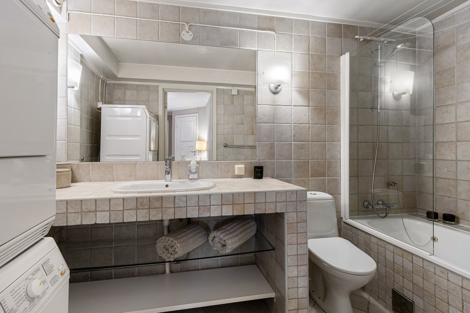Pent bad med badekar/dusj, wc og opplegg for vaskemaskin/tørketrommel Galleribilde
