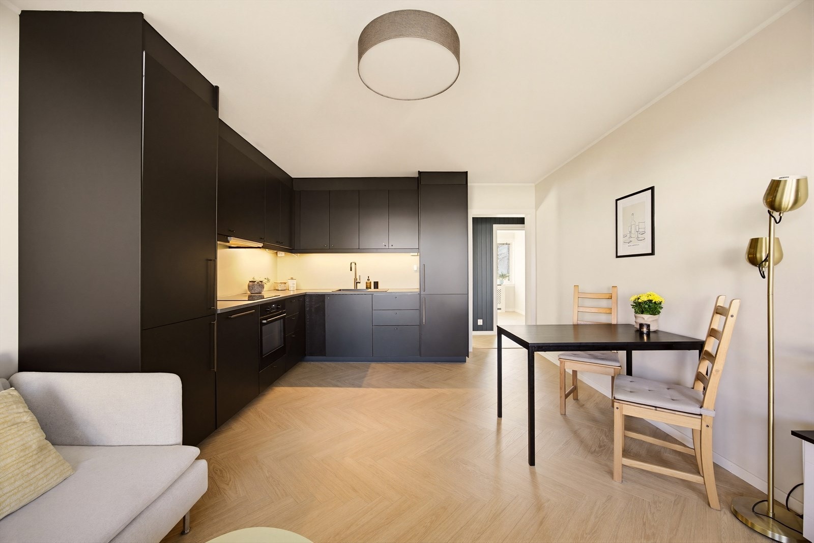 Kjøkkenet ligger i åpen løsning til stuen og har en svart matt lekker utførsel. Galleribilde