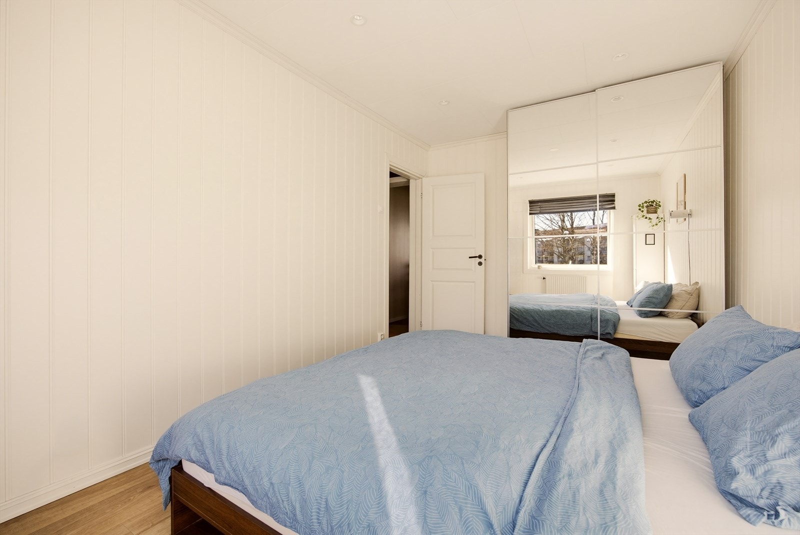 Rommet byr på skyvedørsgarderobe med speilfronter. Galleribilde