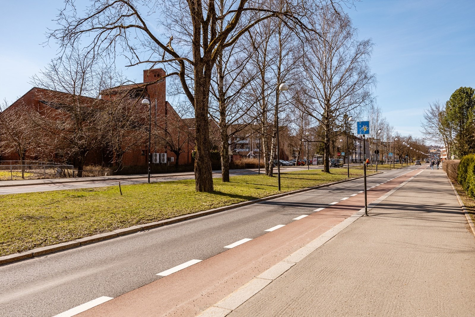 Kollektivtilbudet er svært godt, med både buss og tog i umiddelbar nærhet. Nærmeste bussholdeplass ligger kun et par minutters gange fra boligen, med forbindelser til blant annet Lillestrøm togstasjon. Galleribilde
