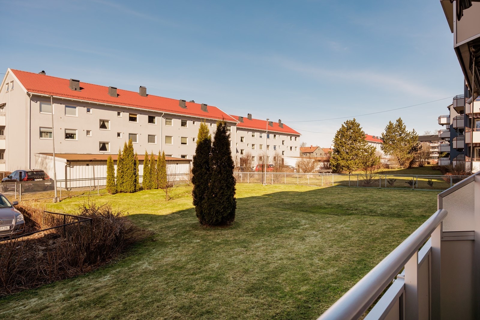 Leiligheten byr også en stor balkong med utsyn mot hyggelig grønt arealer. Galleribilde