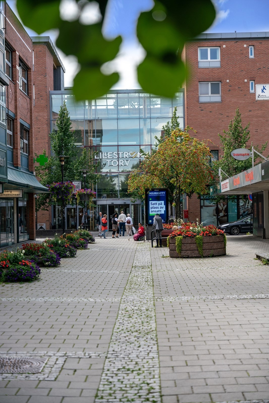Lillestrøm Torv ligger svært sentralt i byen og er et populært kjøpesenter med et godt utvalg av butikker, spisesteder og servicetilbud. Her finner du alt du trenger i hverdagen. Galleribilde