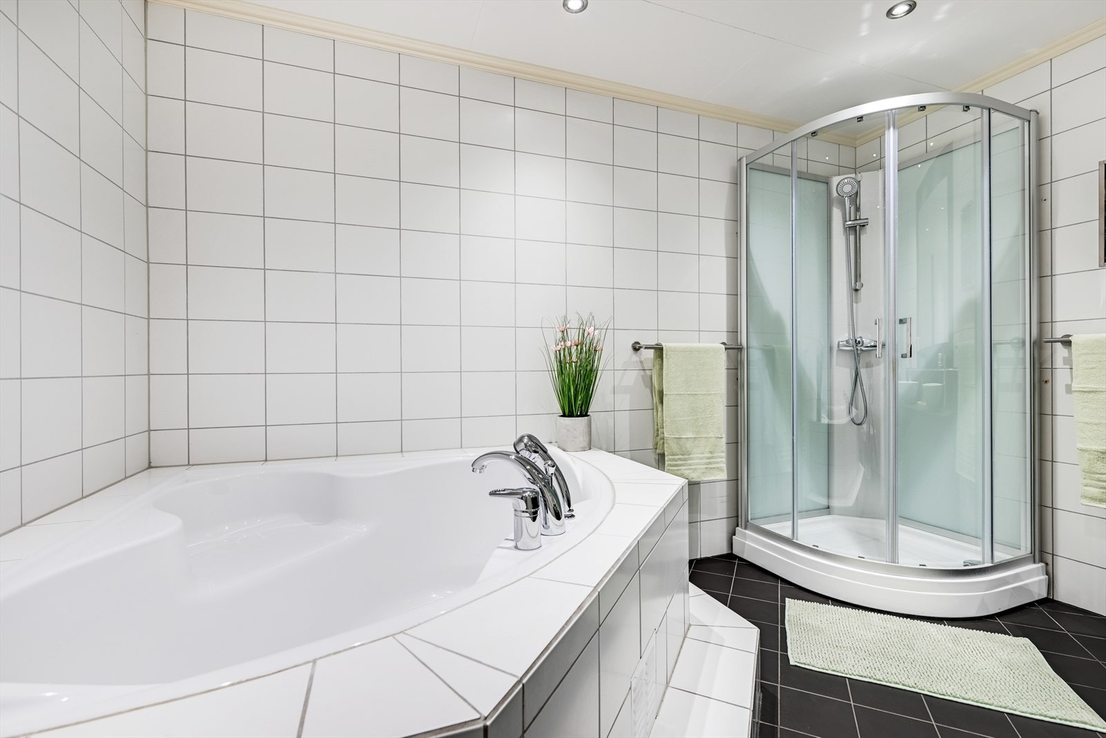 Dusjkabinettet er fra 2020. Badet har også mekanisk avtrekk for et godt inneklima. Galleribilde