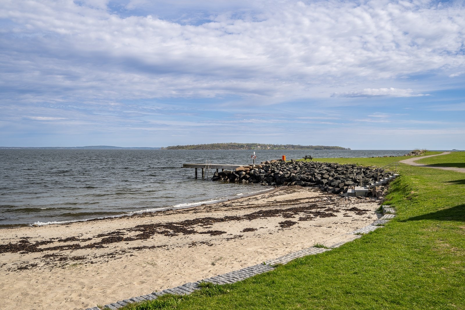 Egen sandstrand og badebrygge til fribruk og hygge i Strandparken. Galleribilde