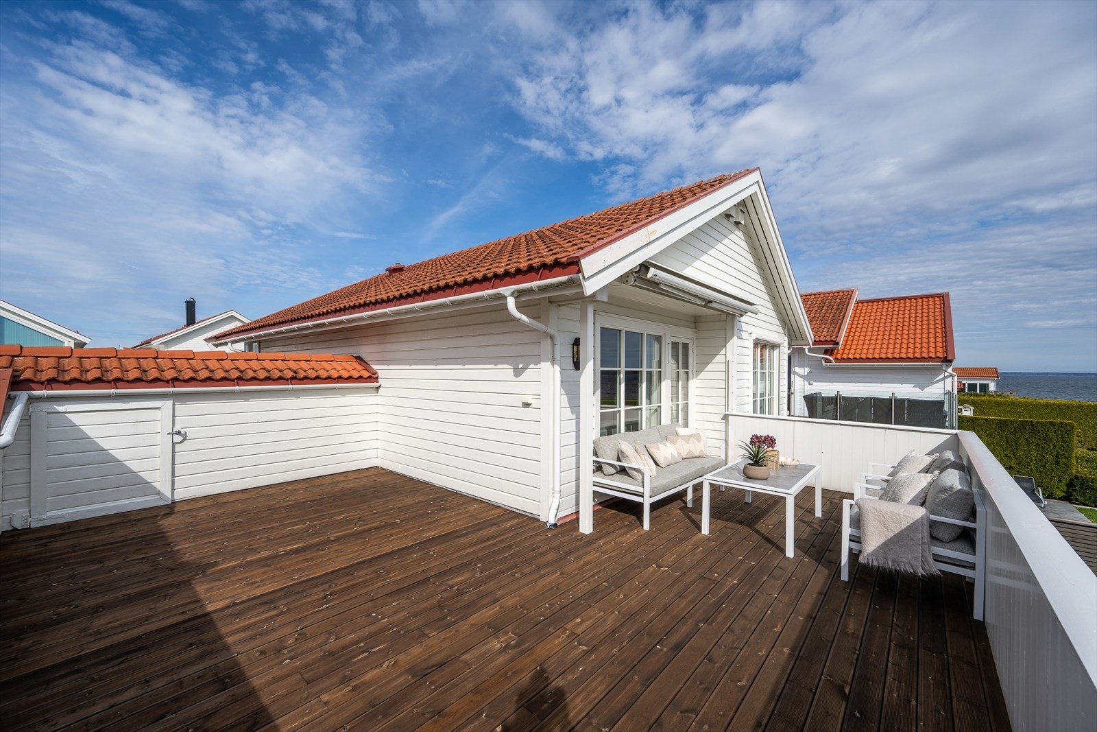 Romslig balkong i andre etasje med god plass til en loungegruppe. Galleribilde