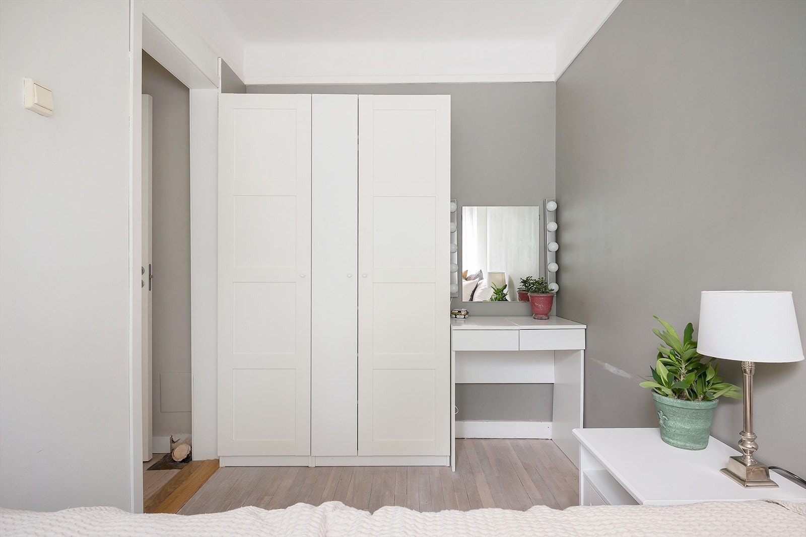 Store garderobeskap med profilerte fronter. Galleribilde