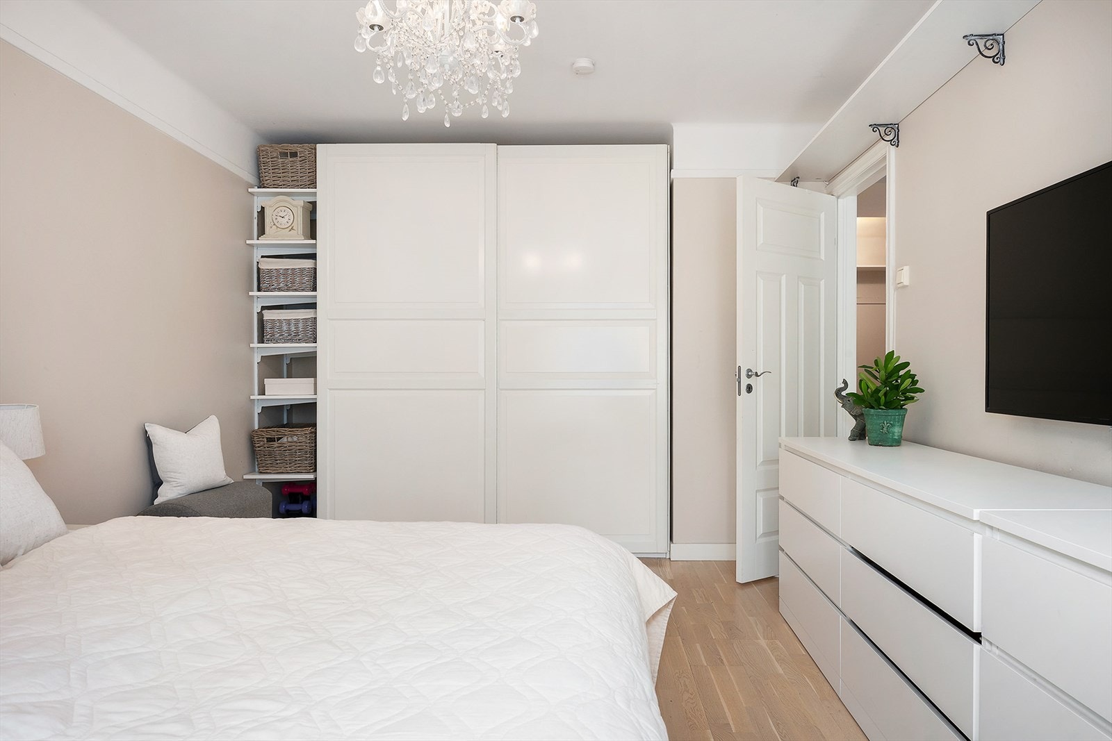 Lekker og praktisk skyvedørsgarderobe gir rikelig med oppbevaringsmuligheter. Galleribilde