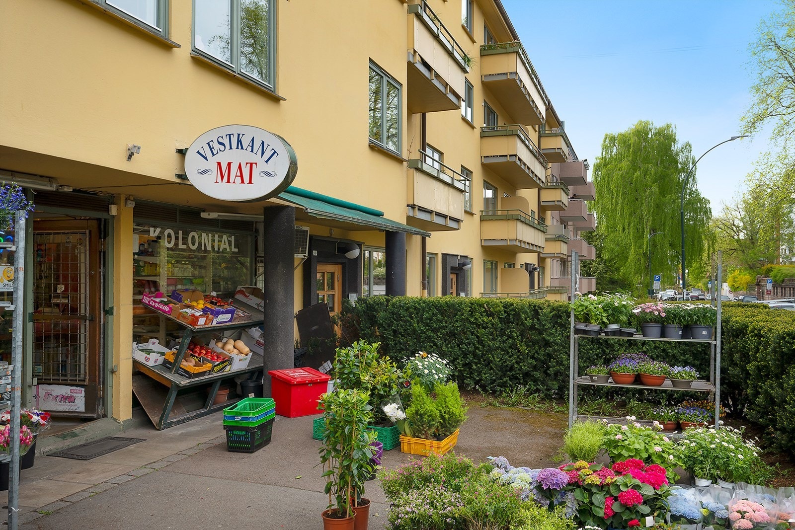Vestkant Mat ligger byggets første etasje og er en populær og veletablert frukt- og grønnsaksforretning. Galleribilde