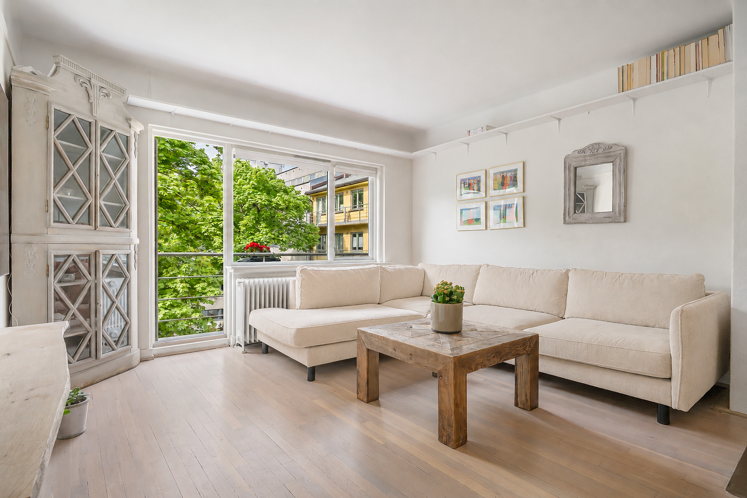 Lys og romslig stue med god plass til både sofagruppe og spisebord. (KI generert kveldsbilde). Galleribilde